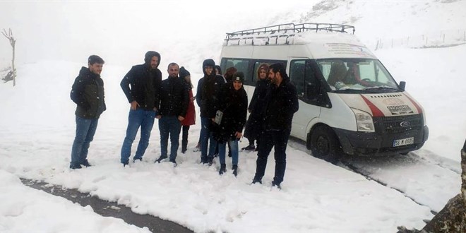 Karda mahsur kalan 10 öğretmen kurtarıldı