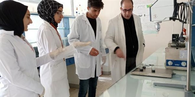 Kız öğrenciler akıllı gaz maskesi üretti
