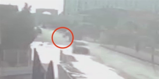 Sokak köpeklerinin kovaladığı kız çocuğu kamyonun altında kaldı