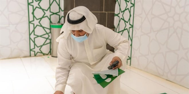 Kabe'de sosyal mesafe etiketleri çıkartıldı