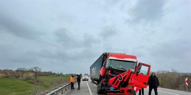 �ki t�r�n �arp��t��� kaza s�n�r kap�s� yolunda ula��m�n aksamas�na neden oldu