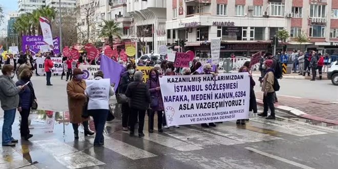 Antalya'da kad�nlar �iddete dikkati �ekmek i�in y�r�d�