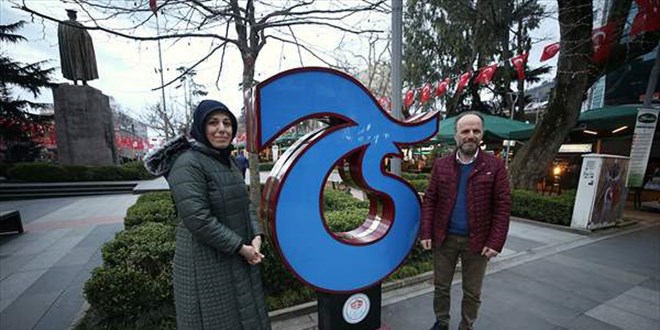 Trabzonspor'un şampiyonluk kupasını çocuklarının mezarına götürmek istiyorlar
