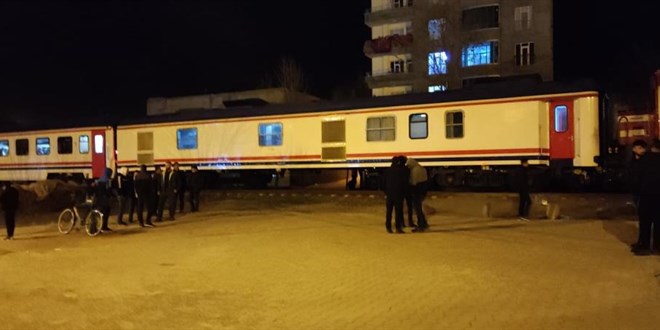 Trenin çarptığı genç öğretmen ağır yaralandı