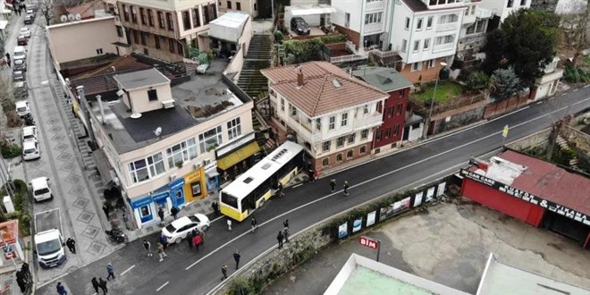 İstanbul'da gaz pedalı sıkışan İETT otobüsü dehşet saçtı!