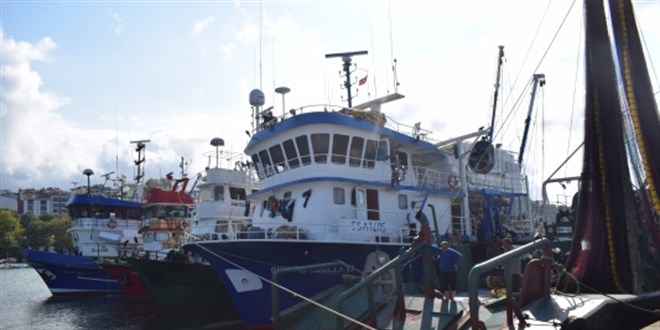 Batı Karadeniz'de balıkçılar olumsuz hava şartları nedeniyle limana demirledi