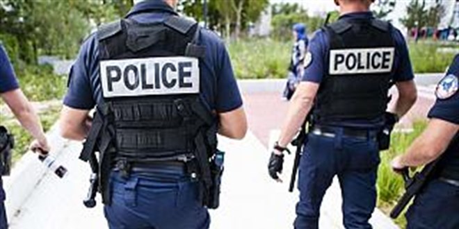 Fransz polisi, gmenlere namaz esnasnda mstehcen sesler dinletti
