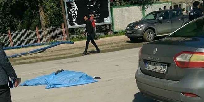 Ticari aracın çarptığı belediye görevlisi hayatını kaybetti