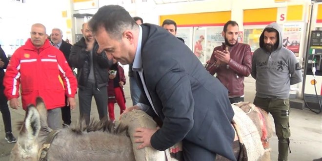 Eşekli protesto, başkanın sırtüstü yere düşmesi ile sona erdi
