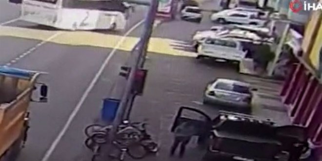 4 yaşındaki kızını binanın 6. katından attı!