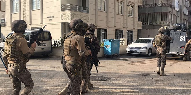 Silahla ateş açılması sonucu yaralanan 2 polis şehit oldu