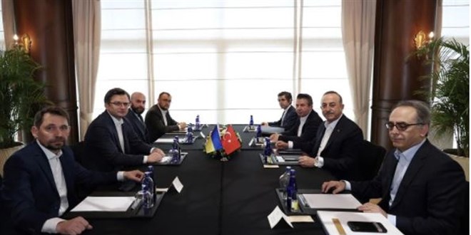 Çavuşoğlu, Ukraynalı mevkidaşıyla üçlü toplantı öncesi görüştü