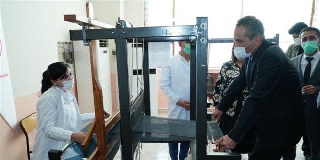 Meslek liselilerin elinde hayat bulan 'şal şepik' kumaşı dünyaya açıldı