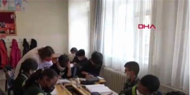 8 ülkenin göçmen çocukları aynı okulda eğitim görüyor