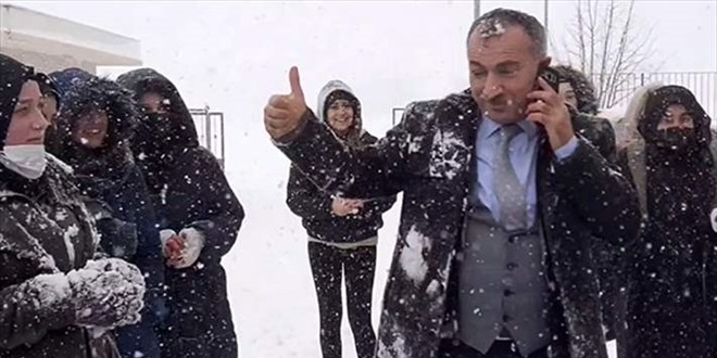 Milli Eğitim Müdürü, okulların tatil olduğunu öğrencilerle kartopu oynarken öğrendi