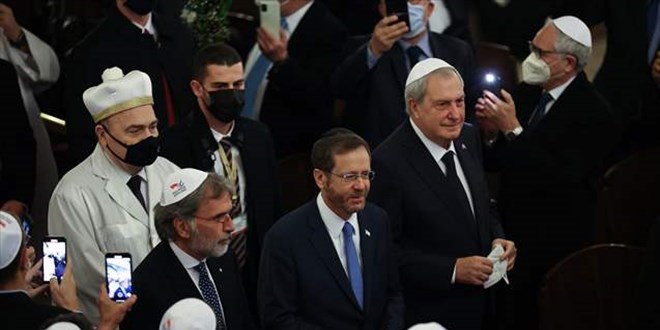 Herzog, Neve alom Sinagogu'nda Yahudi cemaati temsilcileriyle grt