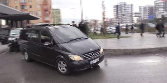 Kılıçdaroğlu, Diyarbakır'da esnafı ziyaret etti, partisine katılanlara rozet taktı
