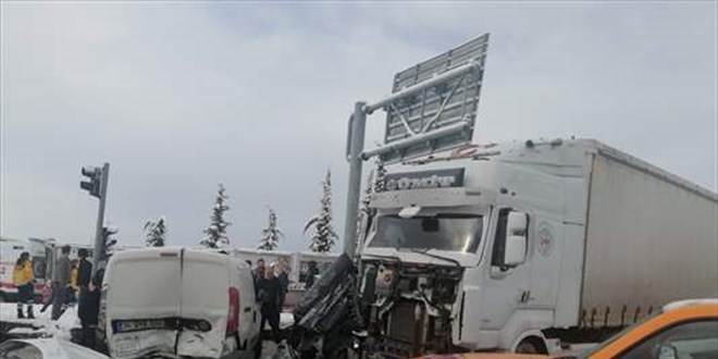 Tırın kavşakta bekleyen araçlara çarptığı kazada1 kişi öldü, 11 kişi yaralandı