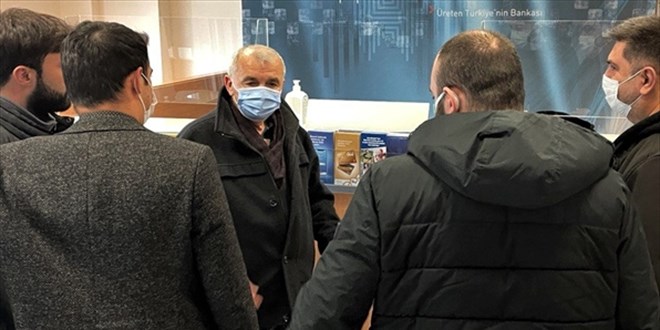 Dolandırıcıya para göndermek için polisten yardım istedi