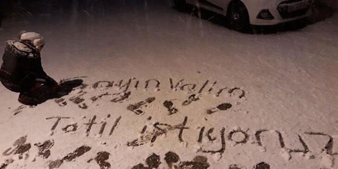 Öğrenciler karlı zemine yazdı; Vali de tatil kararını açıkladı