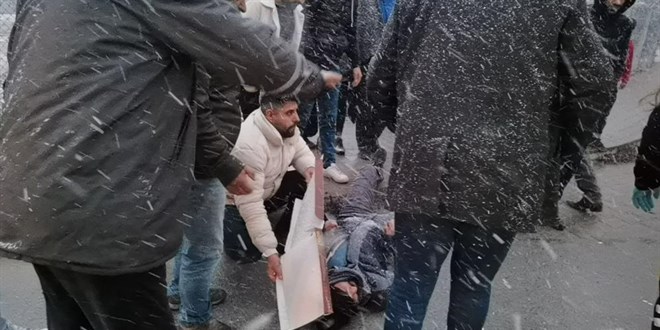 Yaralıyı kar yağışından kartonla korudular