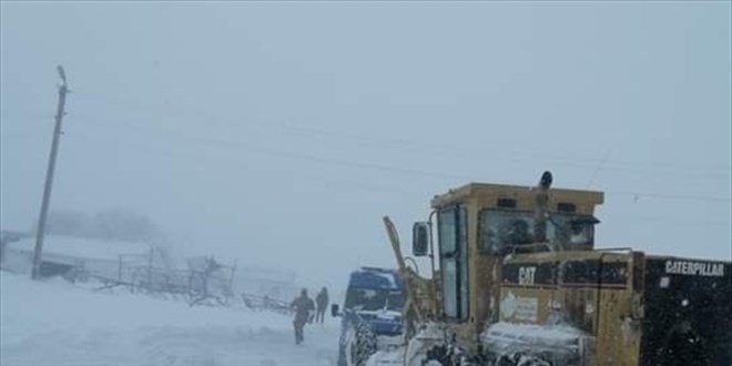 Kars'ta kar nedeniyle yolda kalan 14 ara kurtarld