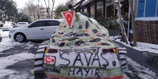 İşçiler, kardan tank yapıp 'savaşa hayır' dedi