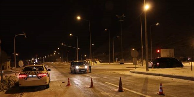 Bayburt-Erzurum kara yolu çığ nedeniyle ulaşıma kapandı