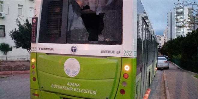 Patenli gençlerin, seyir halindeki otobüse tutunması tehlike oluşturdu