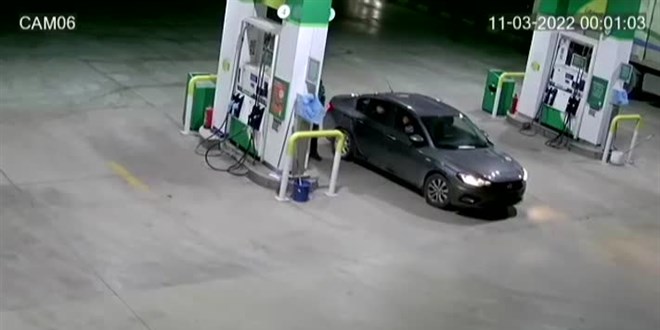 Sürücünün aldığı yakıtın parasını ödemeden kaçması kameraya yansıdı