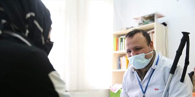 Göremeyen baba, engelli oğlu için özel eğitim öğretmenliği okuyor