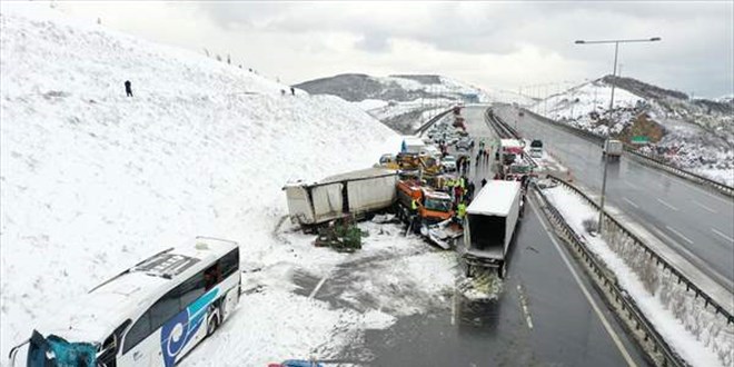 Otoyolda 5 TIR yolcu otobüsü ve kar küreme aracı birbirine girdi
