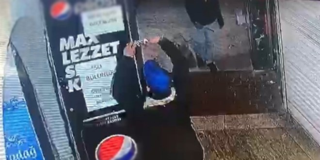Gençlerin alkışlatan hareketi kamerada