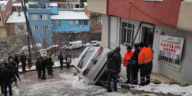 Kathane'de buzlu yolda kayan otomobil kaza yapt