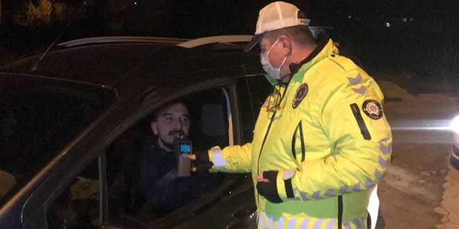Alkol uygulamasına kendi alkolmetre aparatıyla girdi