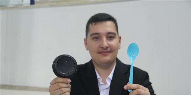 Üniversite öğrencisi doğada çözünerek bitkiye dönüşen plastik üretti