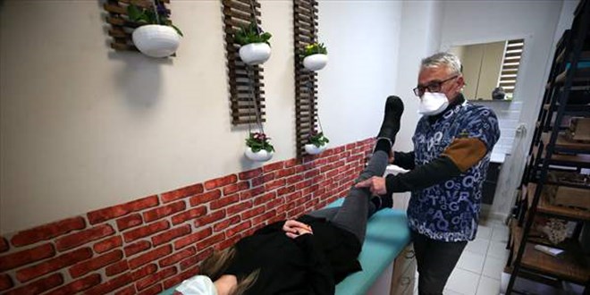 Sanatsever beyin cerrahı 'renkli kişiliğini' muayenehanesine yansıtıyor