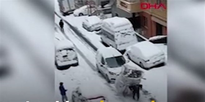 Yokuşu çıkamayan kağıt toplayıcısına otomobiliyle destek verdi