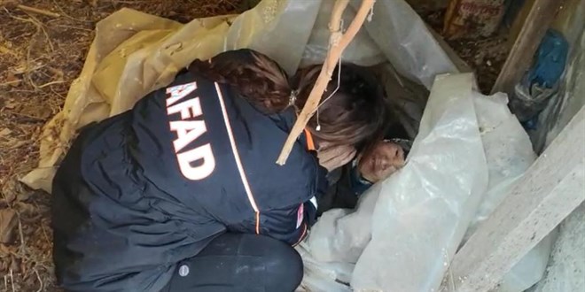 AFAD görevlisi, donmak üzere olan yaşlı kadının ellerini nefesiyle ısıttı