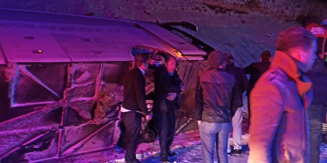 Malatya'da yolcu otobüsünün devrilmesi sonucu 2 kişi yaralandı