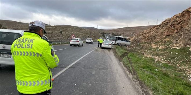 Şanlıurfa'da işçi servisinin devrilmesi sonucu 15 kişi yaralandı