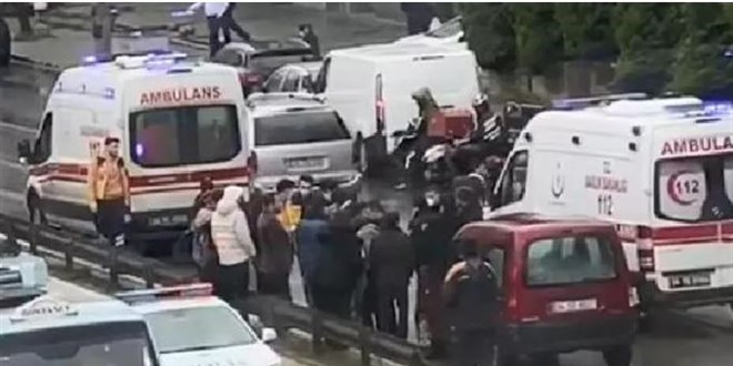 Ataşehir'de 3 öğrenciye otomobil çarptı