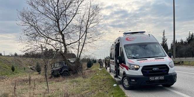 Edirne'de askeri ara ile trn arpt kazada 2 askeri personel yaraland