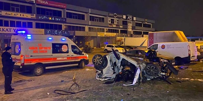 Bursa'da otomobil taklalar atarak 50 metre sürüklendi: 2 ölü