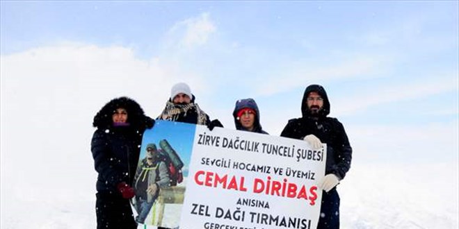 Tunceli'de bir grup dağcı vefat eden öğretim görevlisi için Zel Dağı'na tırmandı