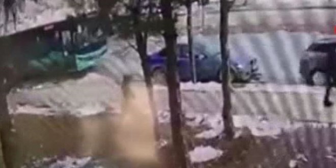Saldıran sokak köpeğinden kaçan çocuğa otomobil çarptı!