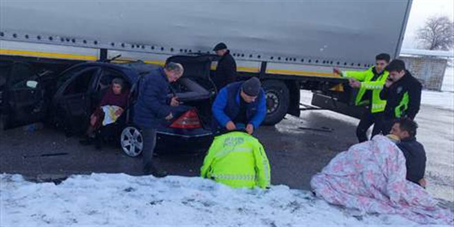 Trafik polisi kazazedeye üşümemesi için montunu verdi
