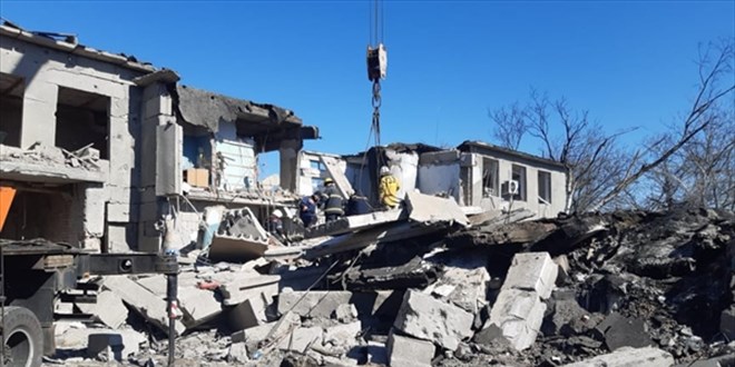Ukrayna'da okul enkazı: 7 kişinin cesedi çıkartıldı