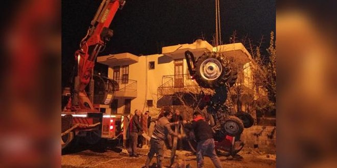 Traktörle 12 metrelik kuyuya düştü
