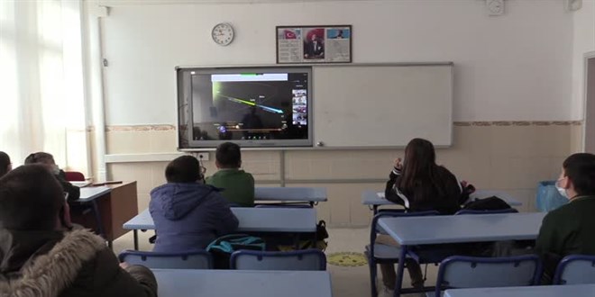 ��renciler, NASA'da �al��an T�rk bilim insan� Y�ld�z ile g�r��t�